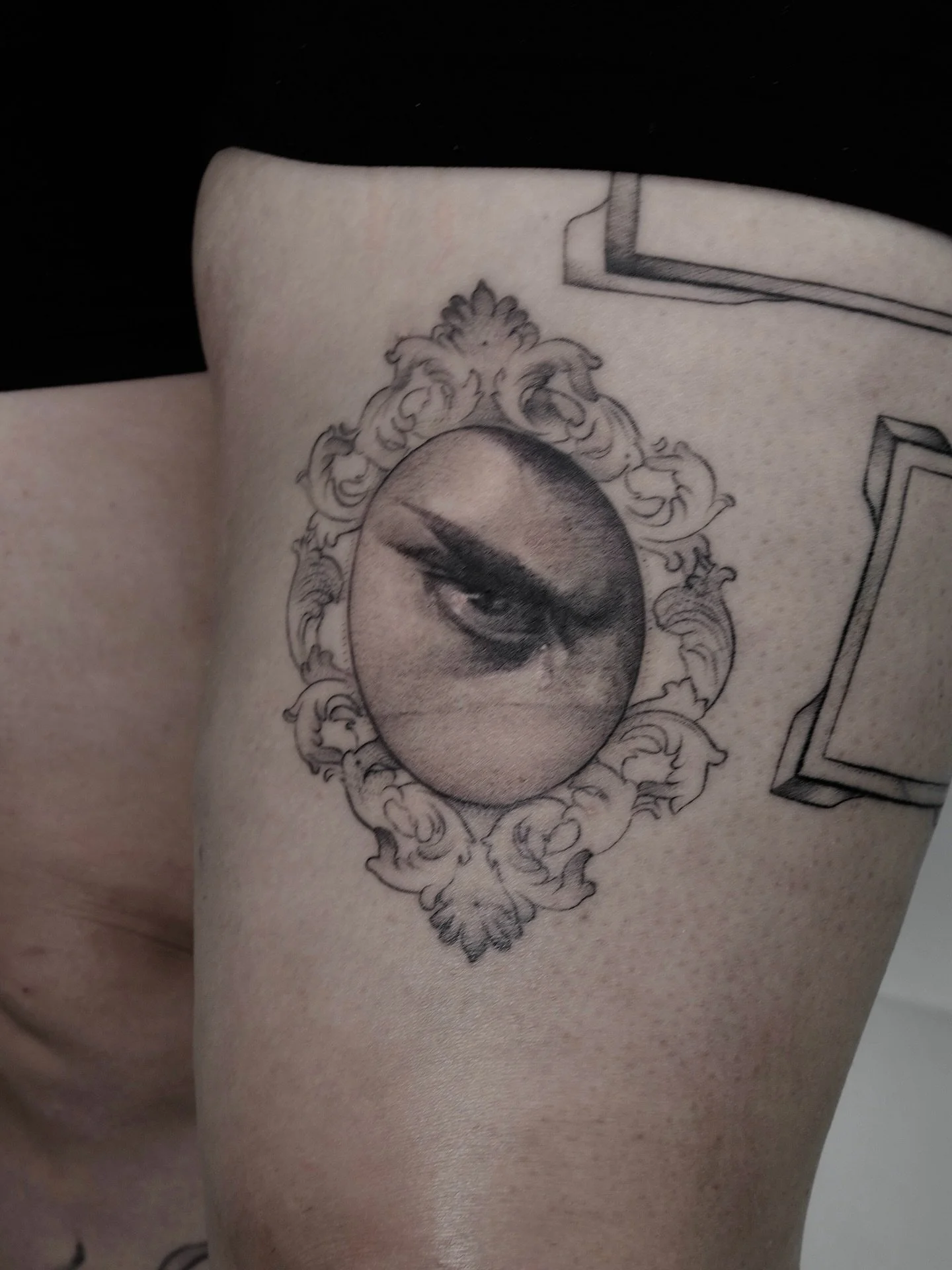 Little compilation of what it looks like when you trust me to do my thing. 

My client picked me to fill in one of her frames during her stay in Munich. She asked for a strong but timeless classic so we did another close up of &ldquo;The Fallen Angel