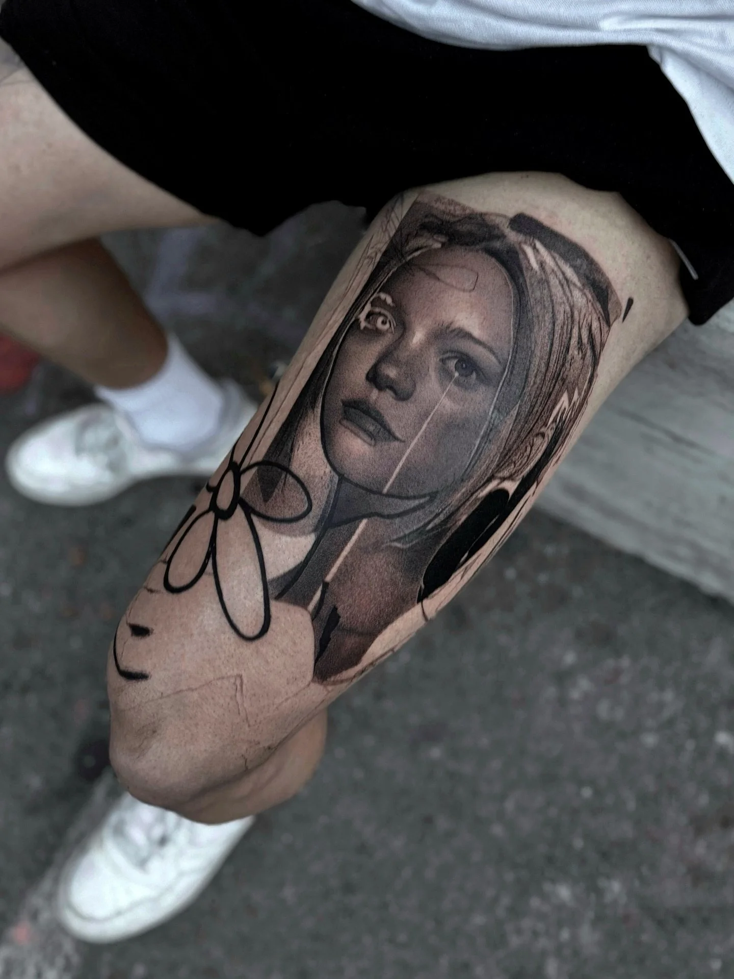 2 1/2 days and probably one more to go. Overstimulated, hungry and sleep deprived but also very grateful for this intense but fun first convention experience. Definitely not my last!

The size and placement around the knee was challenging but so much