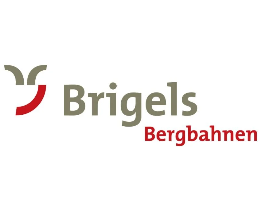 Logo der Firma Brigels Bergbahnen mit stilisiertem Berg und Schneeflocken in den Farben Grau, Rot und Weiß.