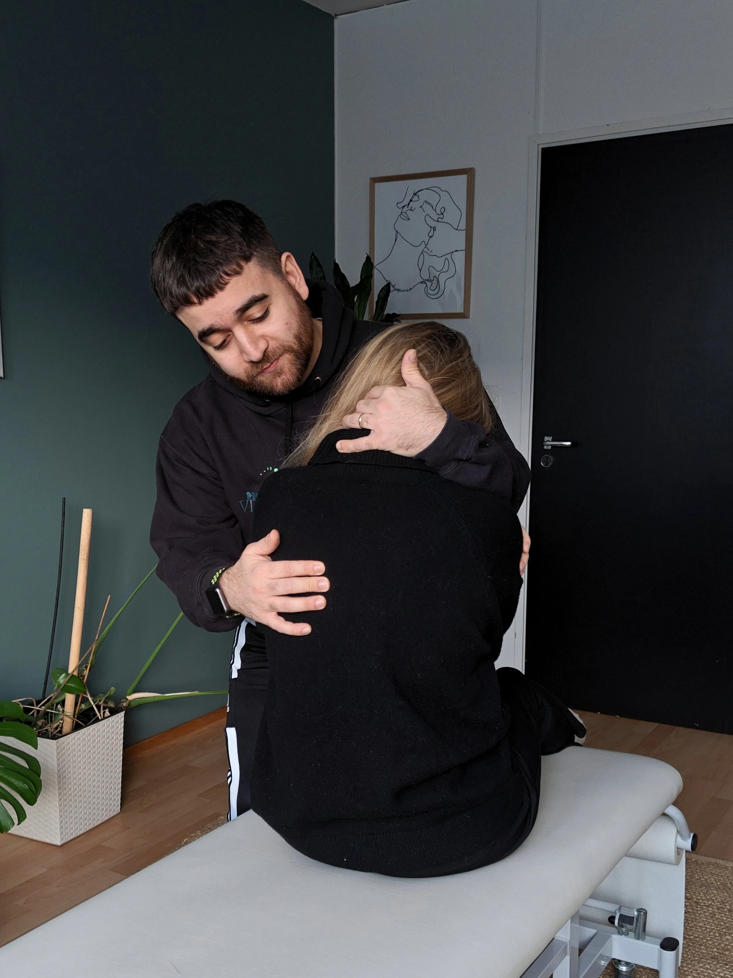 kiropraktikko hoitaa asiakasta