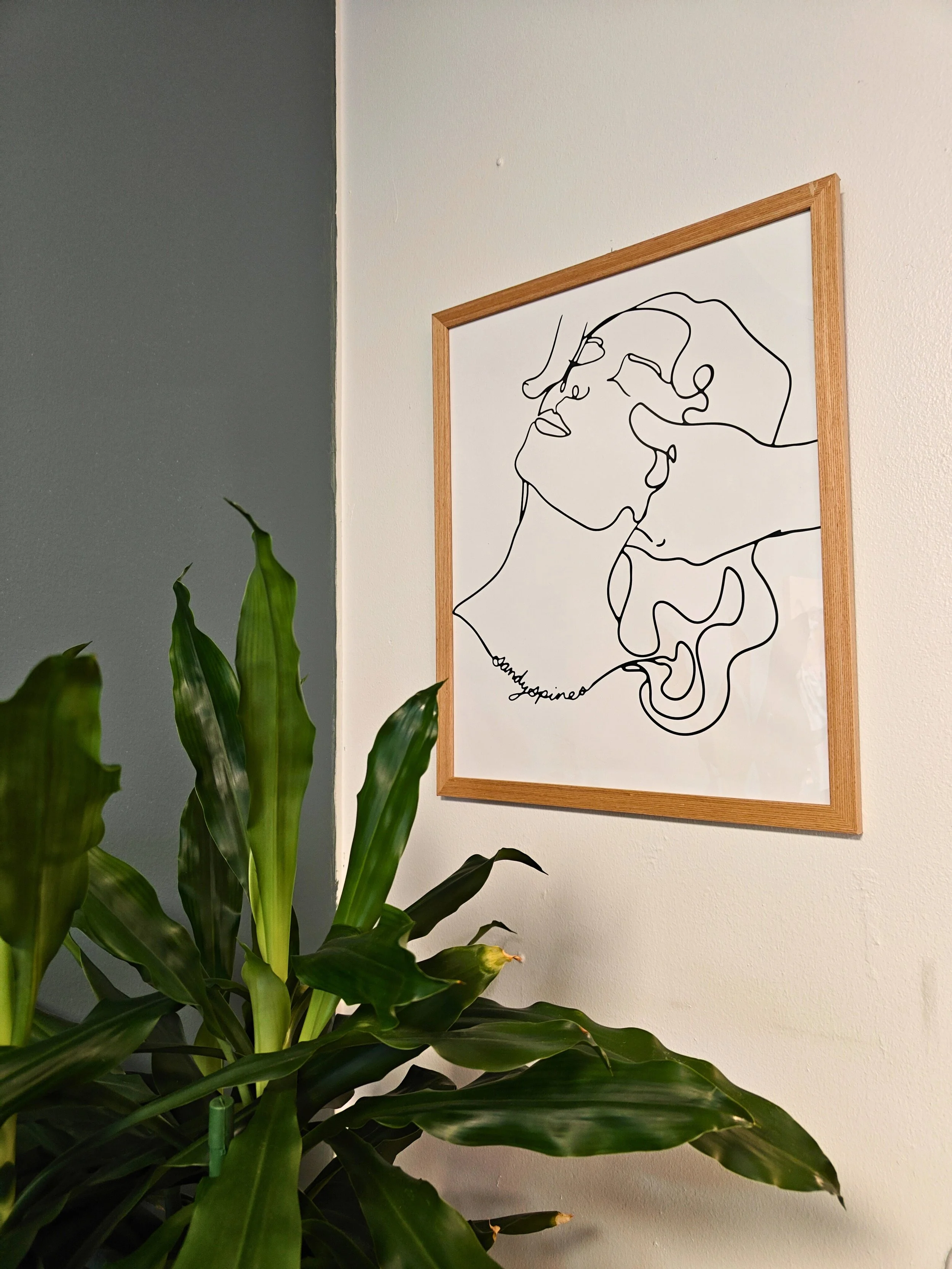 Taulu kiropraktikon vastaanotolla, joka esittää kiropraktista käsittelyä