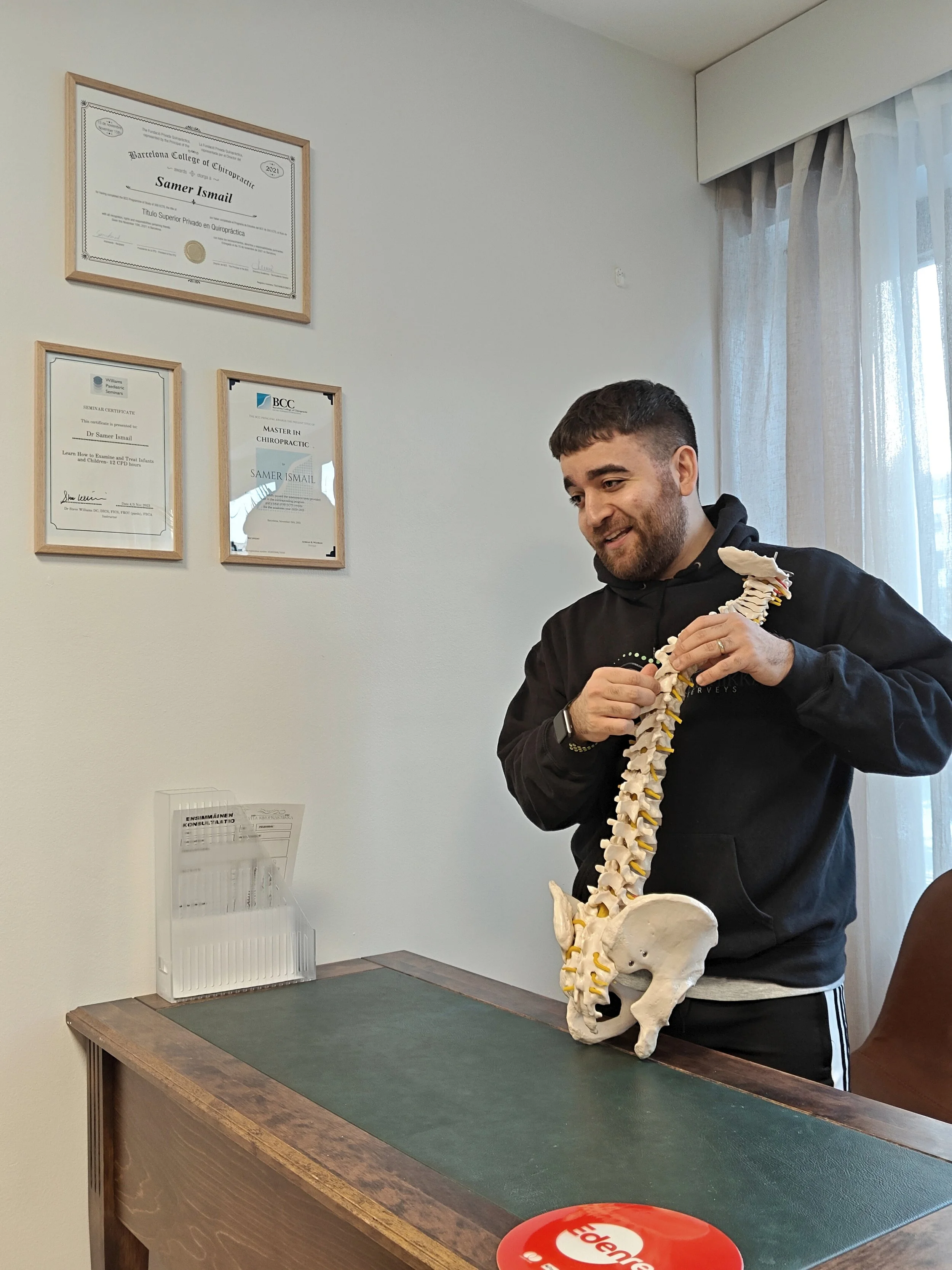 Kiropraktikko esittelee selkärangan toimintaa