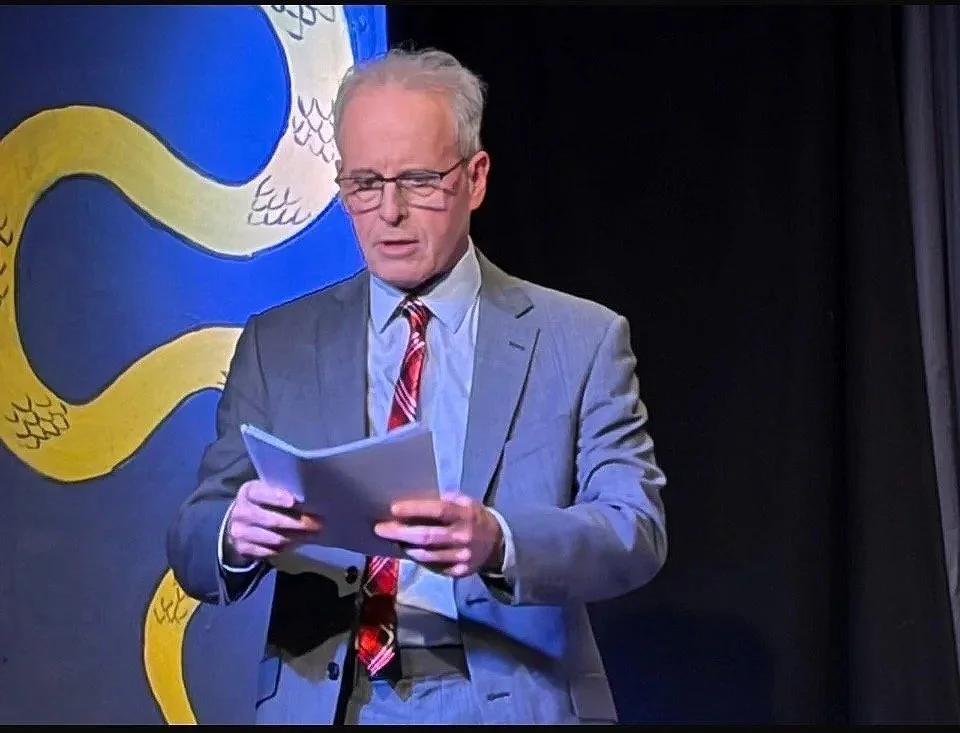 Detective Inspector Abbott asks the suspects questions from the audience