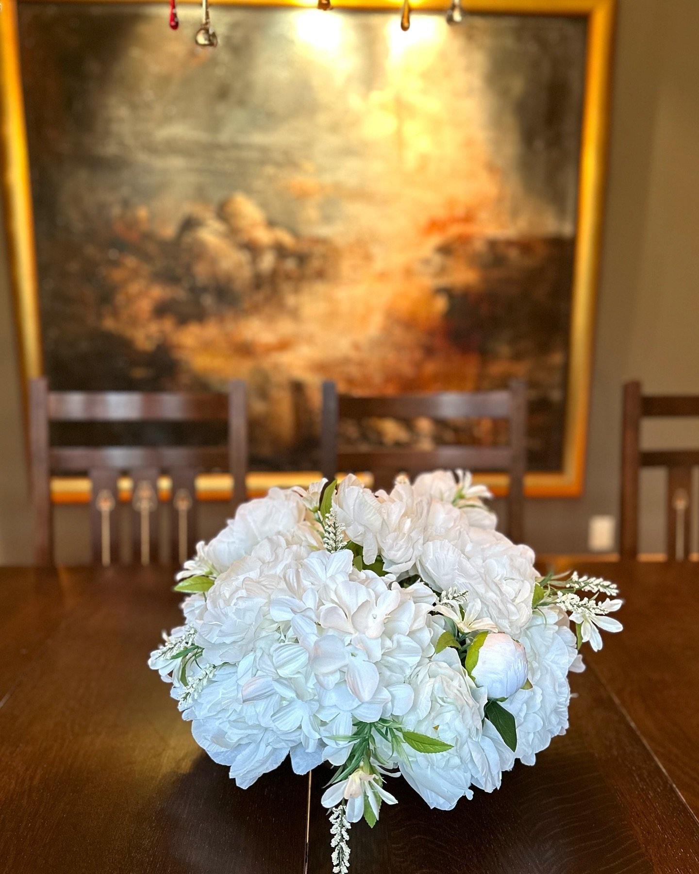 Added some light to a dramatic formal dining in Church Ranches yesterday.

Loved the oversized art in this room. It really set the tone.

Stay tuned for this luxury listing coming up @yycagent

#flowers #formaldining #brightenitup #stagingexpert #sta