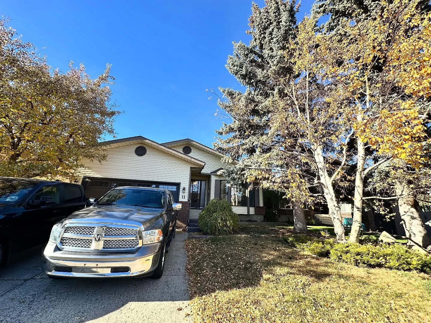 Such a great bungalow in Beddington!

Prepared this lovely home for sale by taking care of furniture placement, flow, and overall presentation

This great house offers newly renovated bathrooms, 3 bedrooms, with a large yard Just listed @devonlaanstr