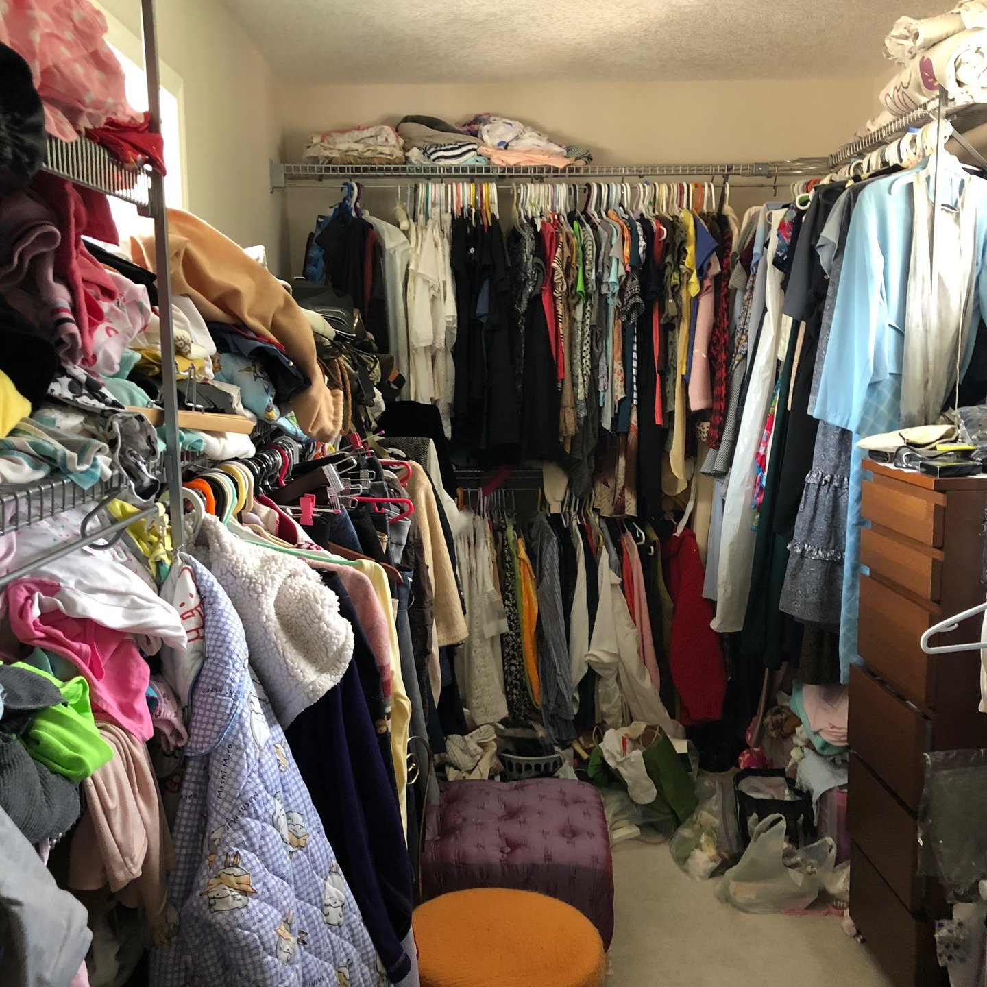 Winter Is When Clutter Feels Heaviest
Buyers are far less forgiving of clutter in winter.

Outerwear, boots, extra layers, and seasonal gear already create visual noise. When a property is also filled with personal items, oversized furniture, or exce