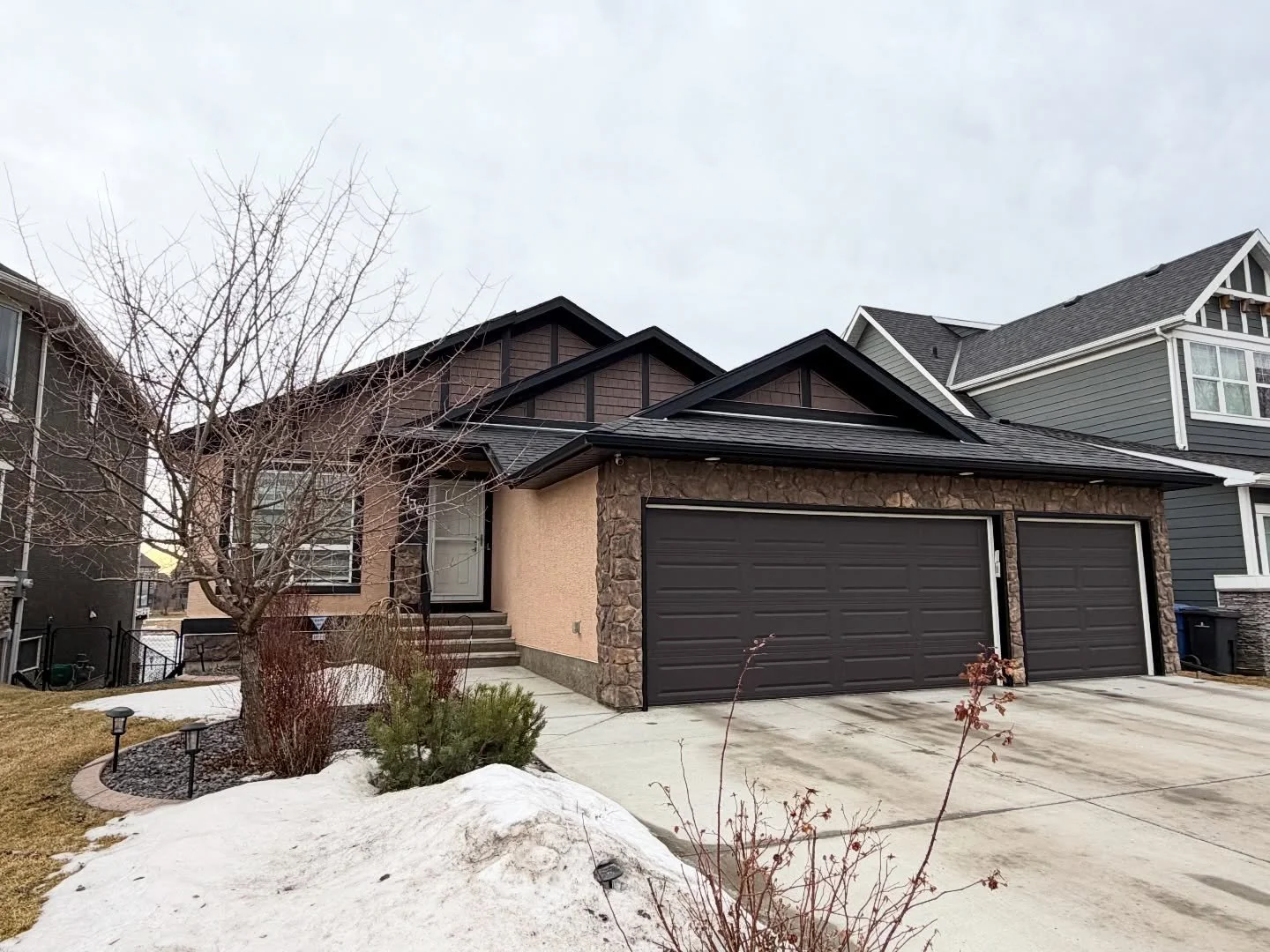 This beautiful bungalow in Chestermere is getting ready for the market

Large bedrooms, beautiful natural light, great location on the large pond

Offered all my strategic home staging advice so these sellers can list the best way possible!

Listed n