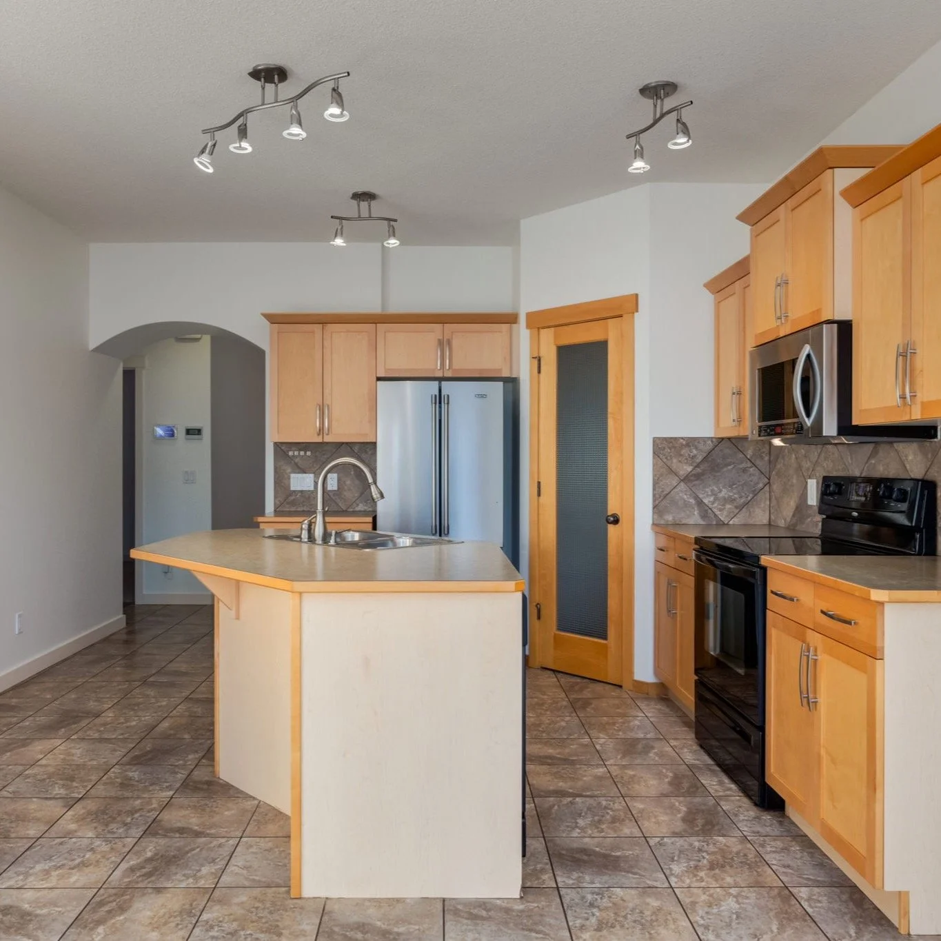The transformation after this kitchen was painted, was so good. 

Entering this property in Kingsland Airdrie, felt dark, and confined. By selecting the perfect wall color, this kitchen was brought back to live and was ready for a new owner. 

Painti