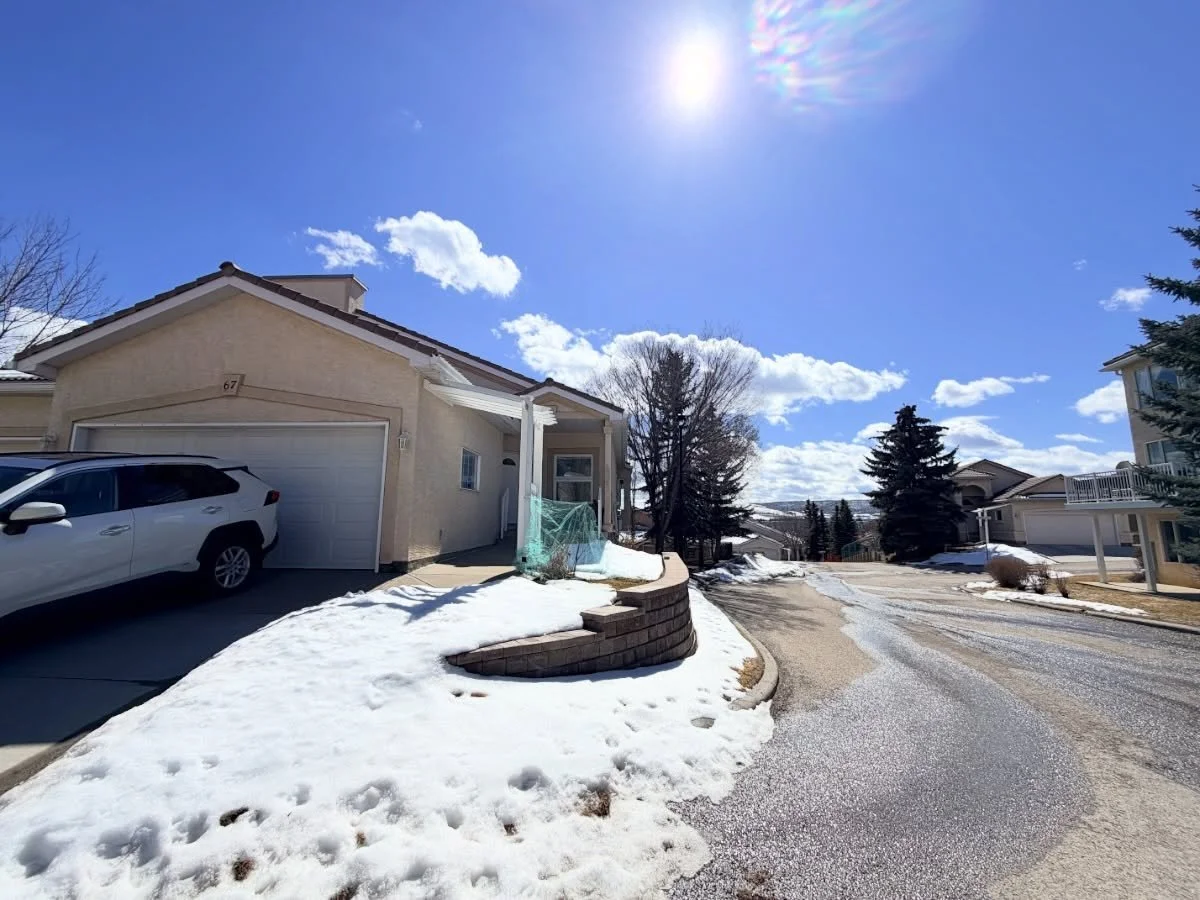 Scenic Acres is where you can find this newly renovated walk-out villa. 

Views of COP and lots of sunlight as it&rsquo;s a corner unit. Beautiful engineered floors, new ensuite and renovated kitchen

This great property is prepared for sale and list