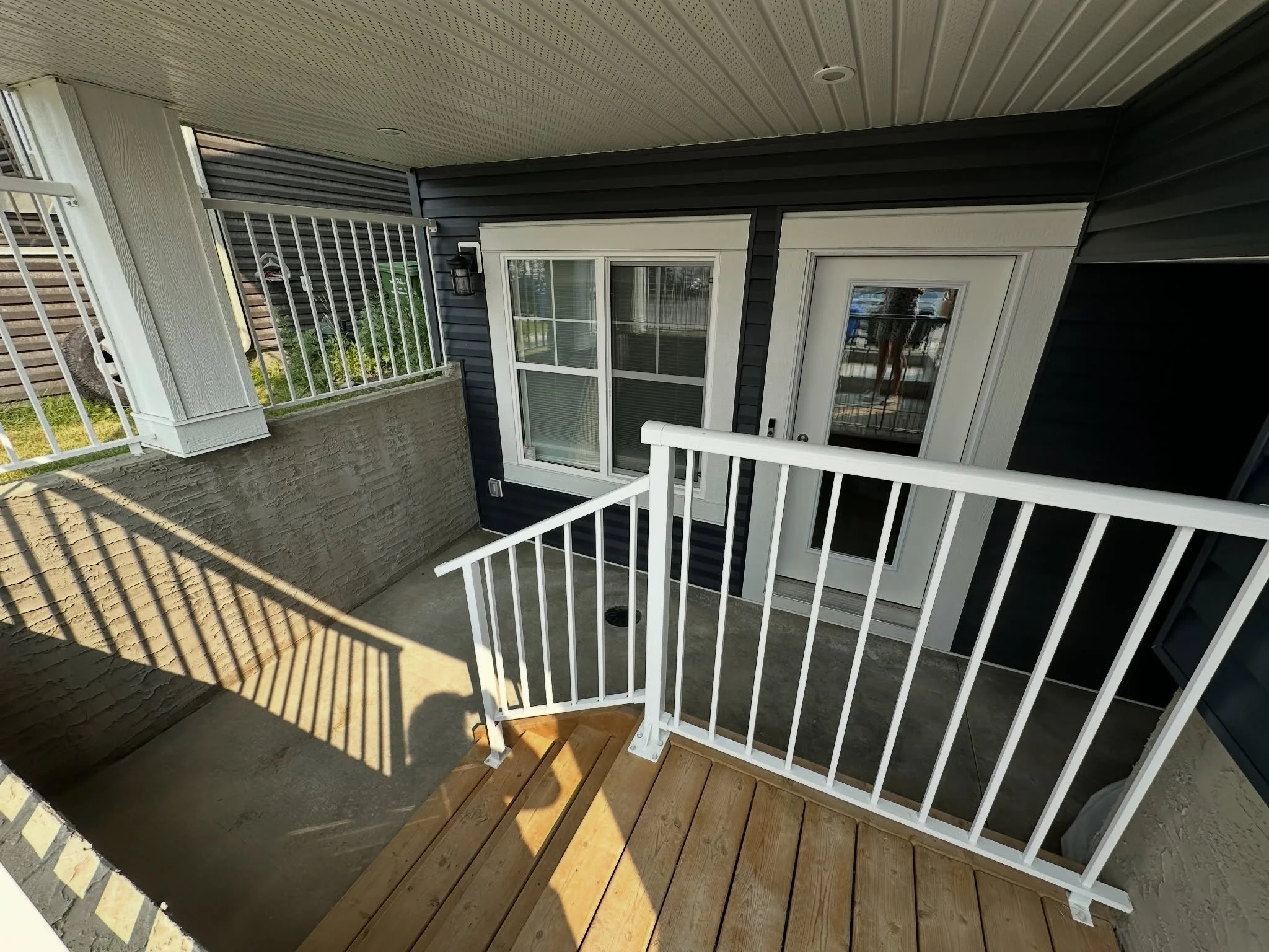 For Rent: Bright Walkout Suite in the award-winning community of Rockland, NW Calgary| Perfect for Professionals or Shorter-Term lease
If you&rsquo;re a working professional, relocating, or in between homes, this bright and private 1-bedroom walkout 