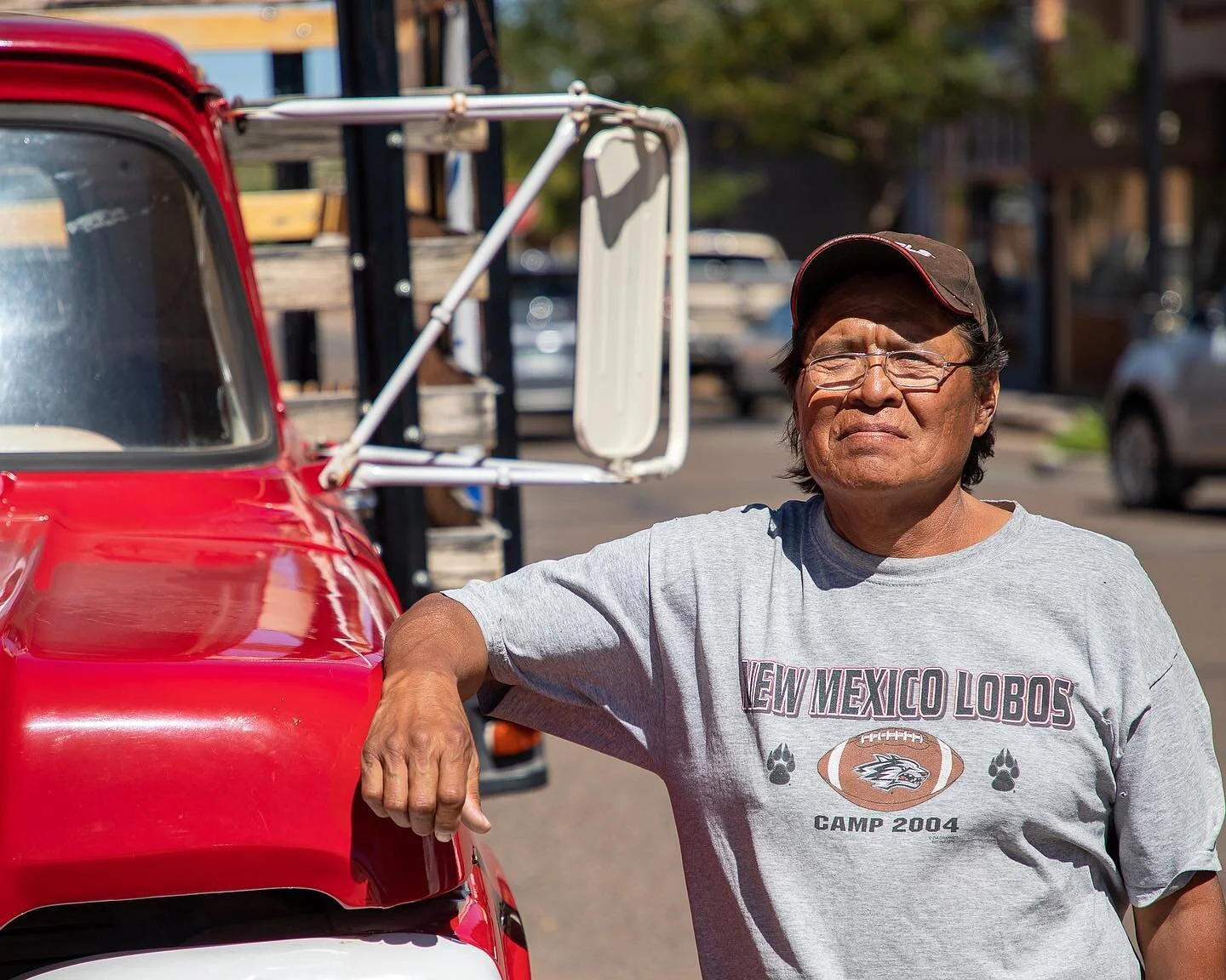 Well I was standing on a corner in Winslow, Arizona
Just a tourist trying to sightsee
And there is Steve, Oh Lord, at the flatbed Ford
Trying to sell a story to me

So we were on the corner in Winslow, Arizona
Made famous by the Eagles song, Take it 
