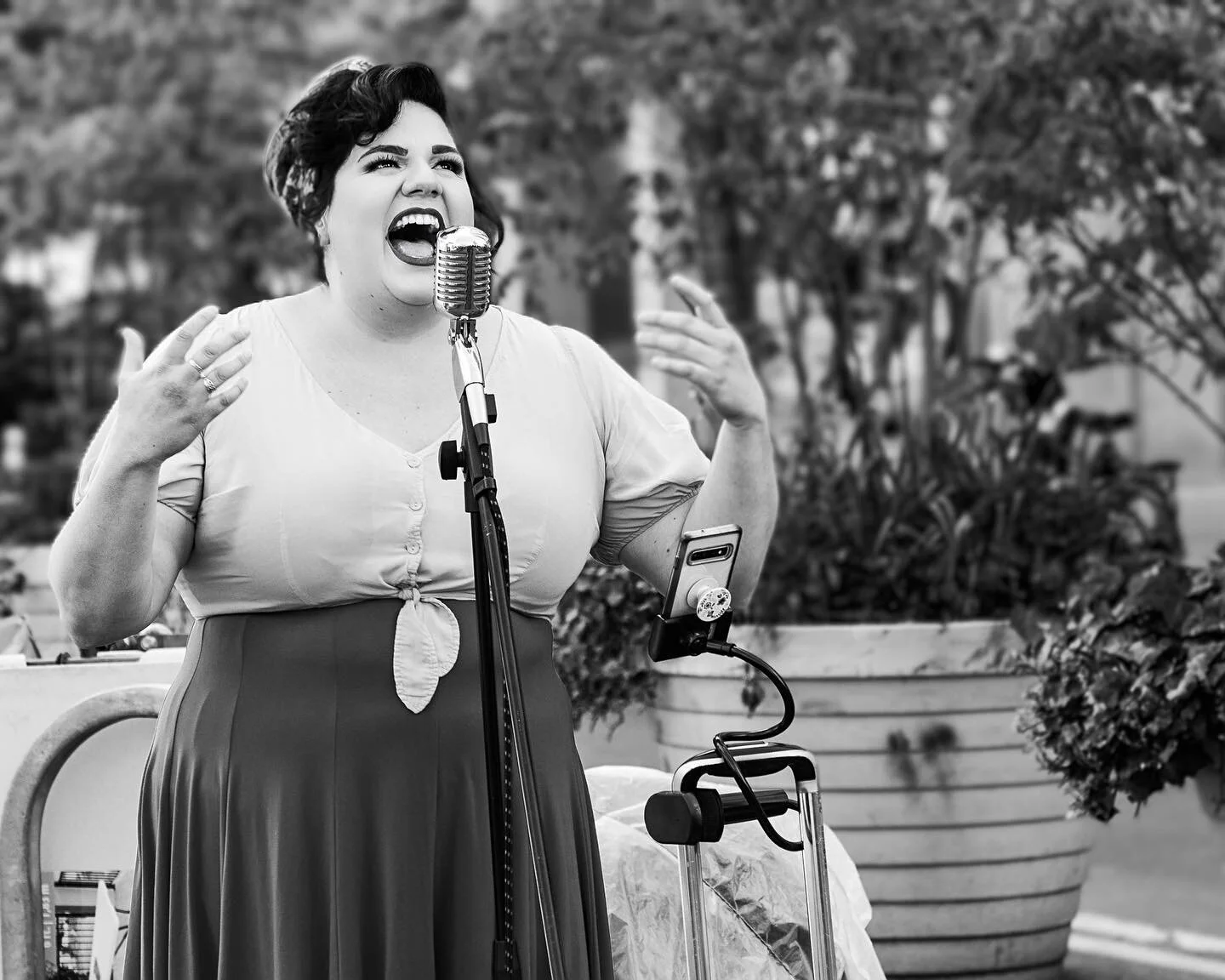 A street performer @thekidwellsisters right outside of Union Square, NYC, during our street photography workshop last weekend. #newyorkmusicians #newyorkstreetlife #newyorkstreetphotography #newyorkcity #newyorklife #streetphotography #blackandwhitep