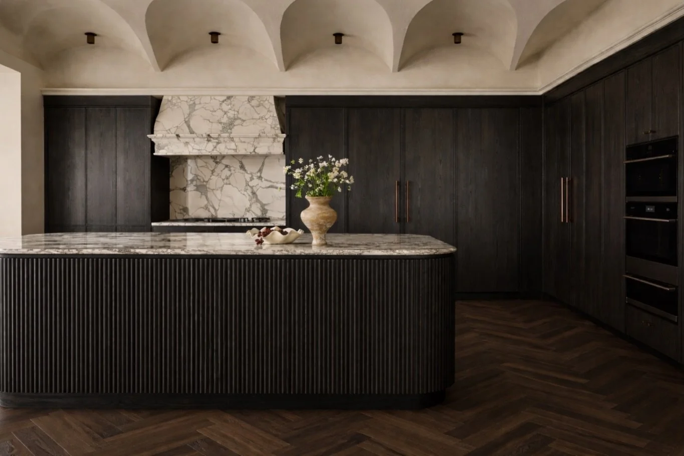 Moody marble, bold curves, main-character energy.

Interior Design: @yeginfill 
For all inquires, link in bio! 
&bull;
&bull;&bull;#kitcheninspiration #finditstyleit 
#decorinspiration 
#interiordesignideas 
#interi&ouml;r 
#homewithrue #howihome 
#i