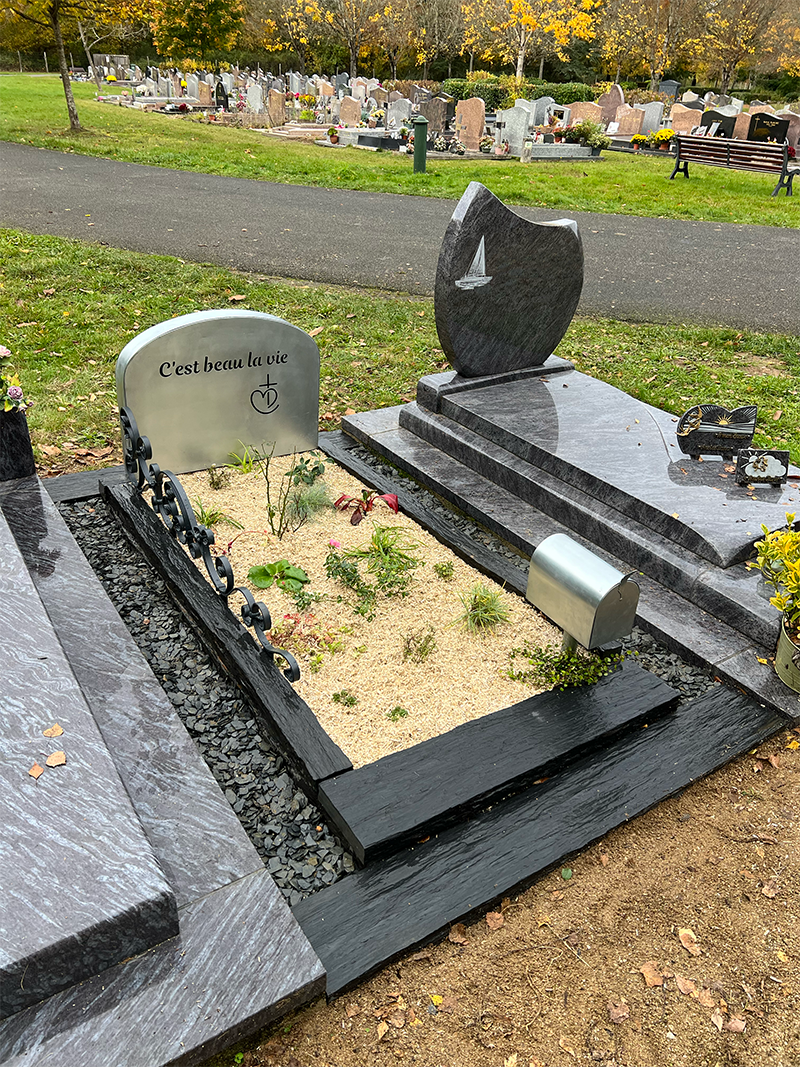 Transformation et création d'un univers personnel sur tombe en pleine terre