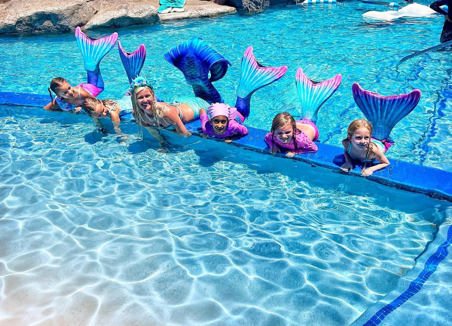 🫧🧜&zwj;♀️ Mini mermaids!! Loved this shot from our Mermaid Mondays at the Sheraton Ka&rsquo;anapali @sheratonmaui this summer. Excited to be back this festive season to make a splash for the holidays!! 🎄🎁🤶

#mermaid #mauimermaids #mermaidsmaui #