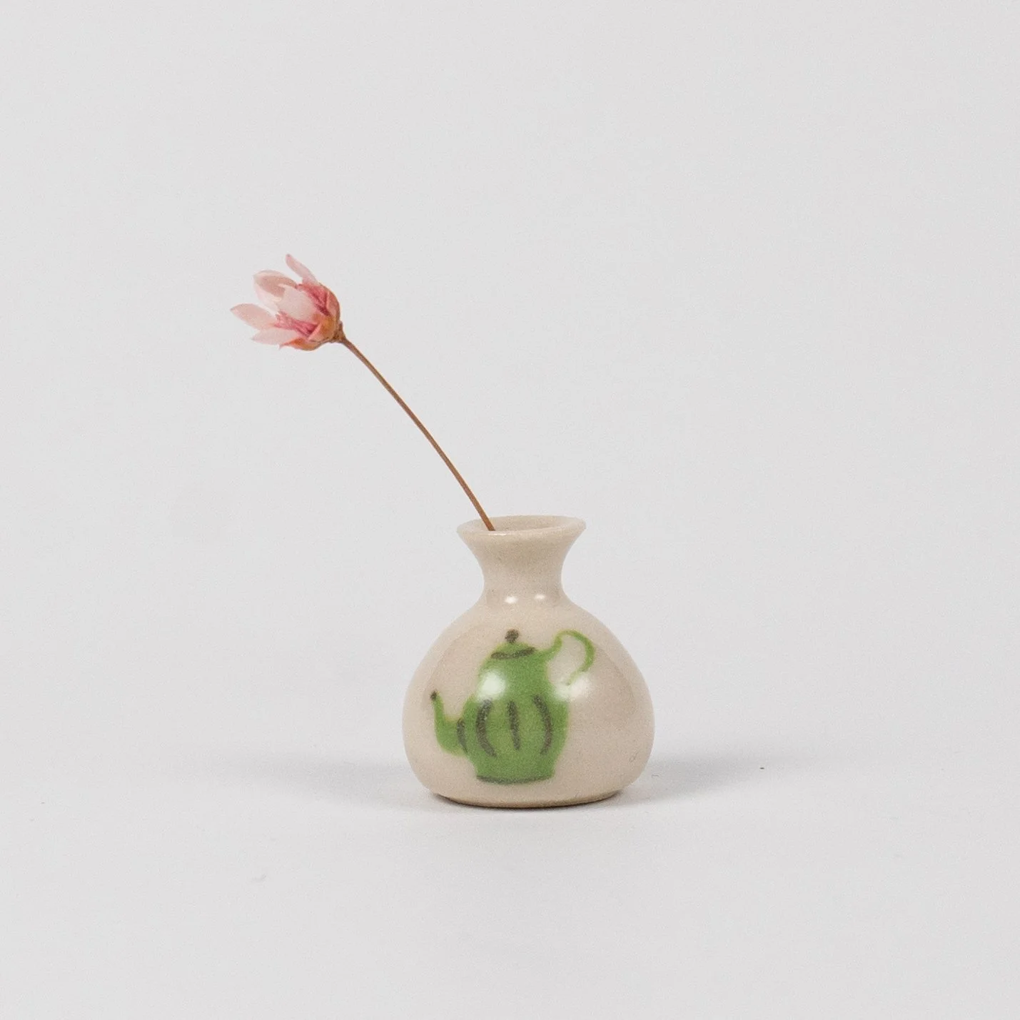 tiny teapot vase (18mm tall)