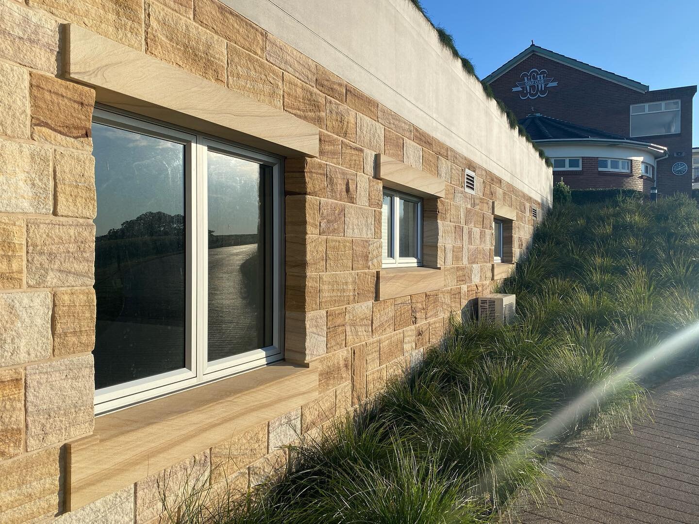 ◾️NSW GOLF CLUB - Sandstone  installed by east coast stone and 3 years on it&rsquo;s still looking good in the morning sun.