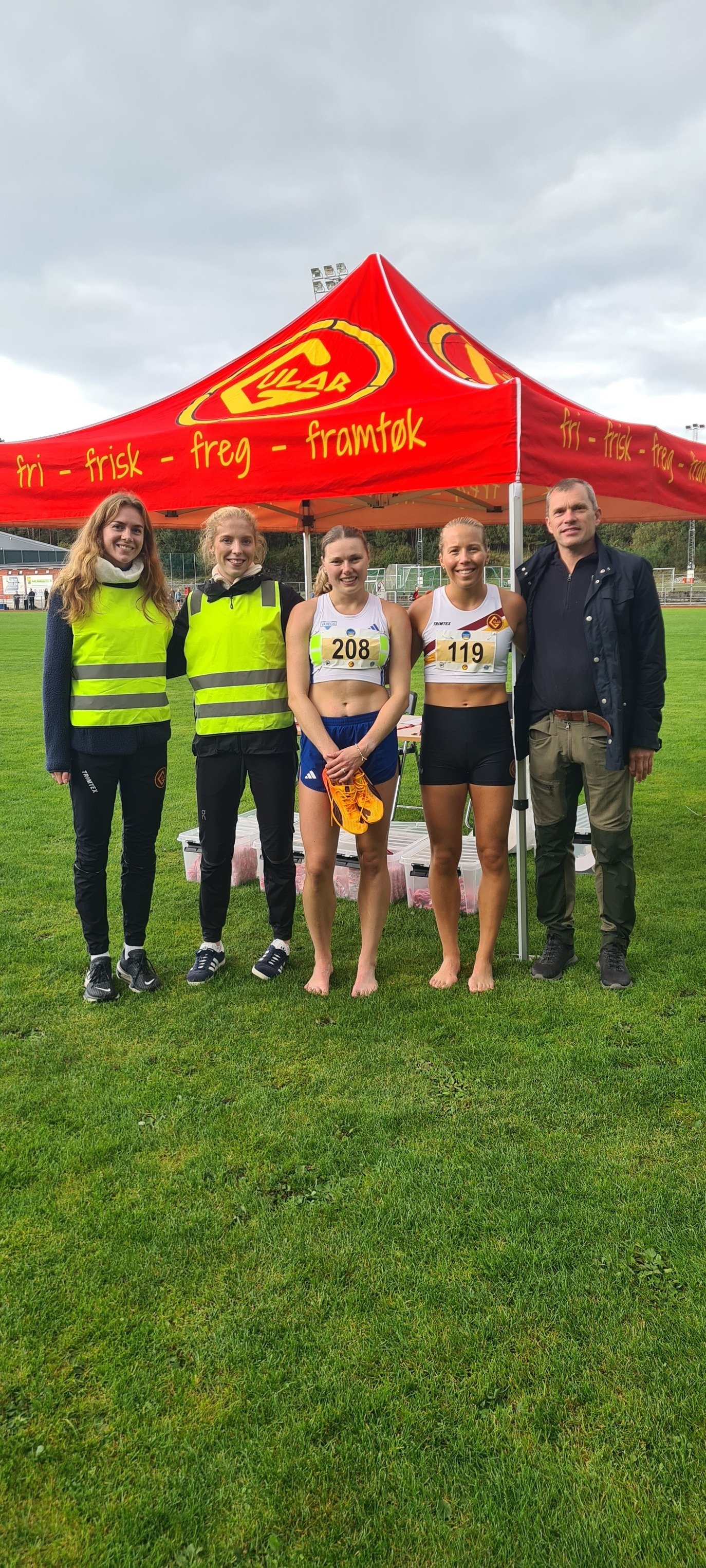 Jenter og trener.jpg