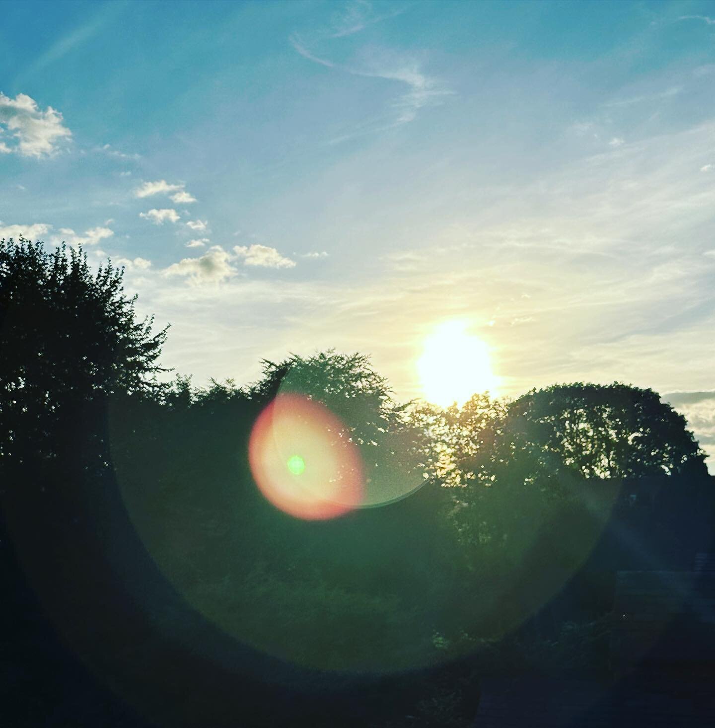 Happy Autumn Equinox 
Love this photo I took tonight from the roof of @soul.fire.studios 
Find balance
Acknowledge your growth, expansion &amp; cycles of life
Be truly grateful for all you have 
Shift any lack energies to prosperity and gratitude 
Pr