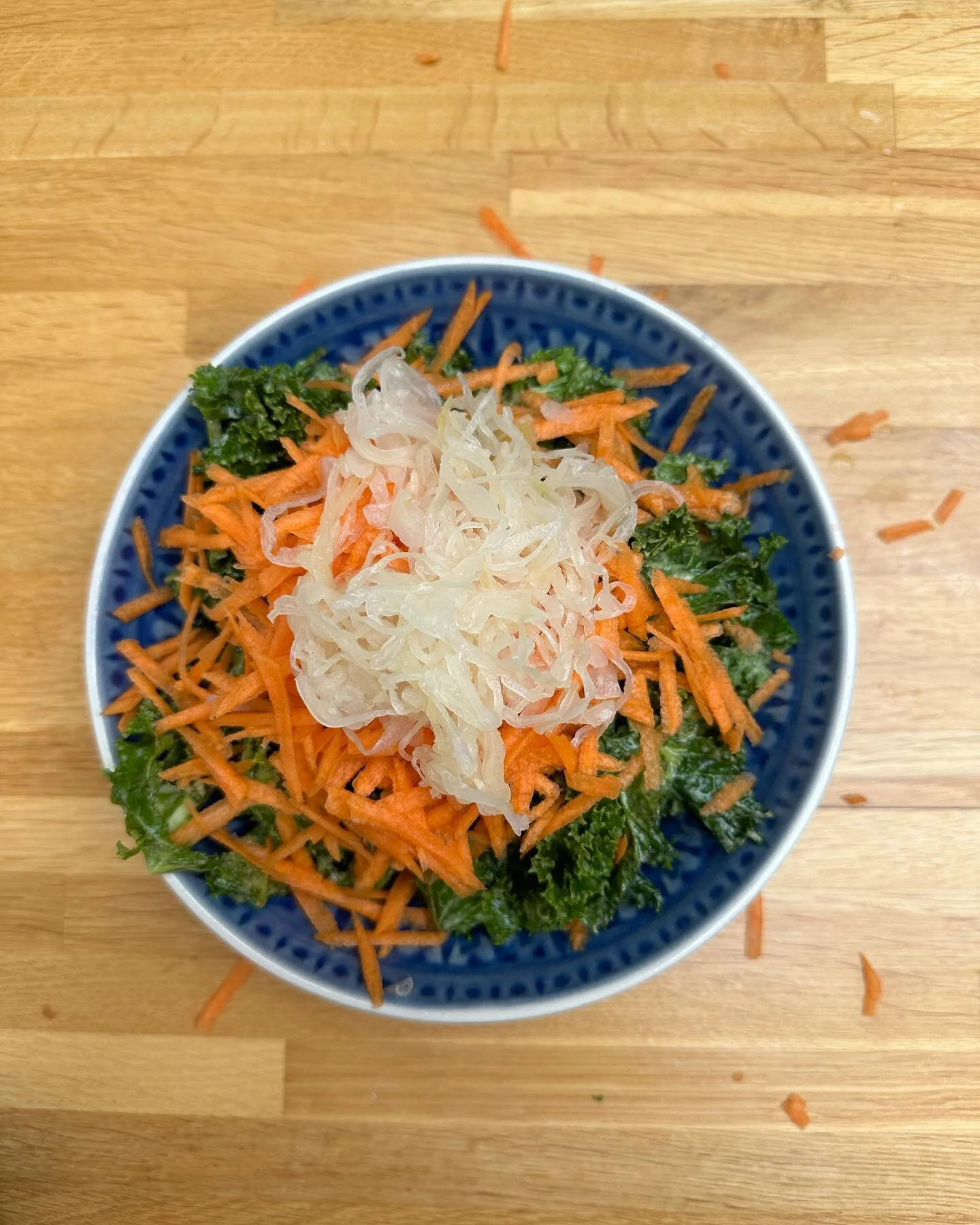Quick simple yummy lunch!
Kale massaged in tahini, olive oil, lemon juice, chilli, pepper, soya sauce
Crated carrot
Sauerkraut 
Yum yum yum! 
Love Sarah ❤️