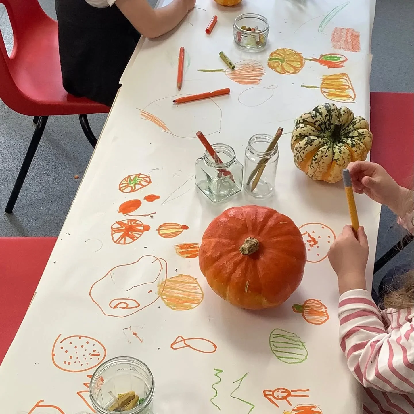 Valley Class have been talking about shape, colour and texture as they created observational drawings of pumpkins and other types of squash this afternoon 🎃

#eyfs #eyfshebdenbridge #hebdenbridgeschoolsfederation #hebdenbridgeschools #hebdenbridgefe