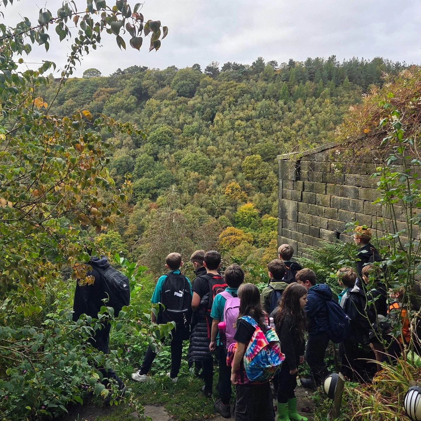 Year 5s from Merlins and Kestrels went for a walk up to Lumb Bank today to visit the @arvonlumb writing centre. The children did some workshopping with @SophieSparham and @MarkIlis and had a wonderful afternoon sharing their writing. The cake was wor