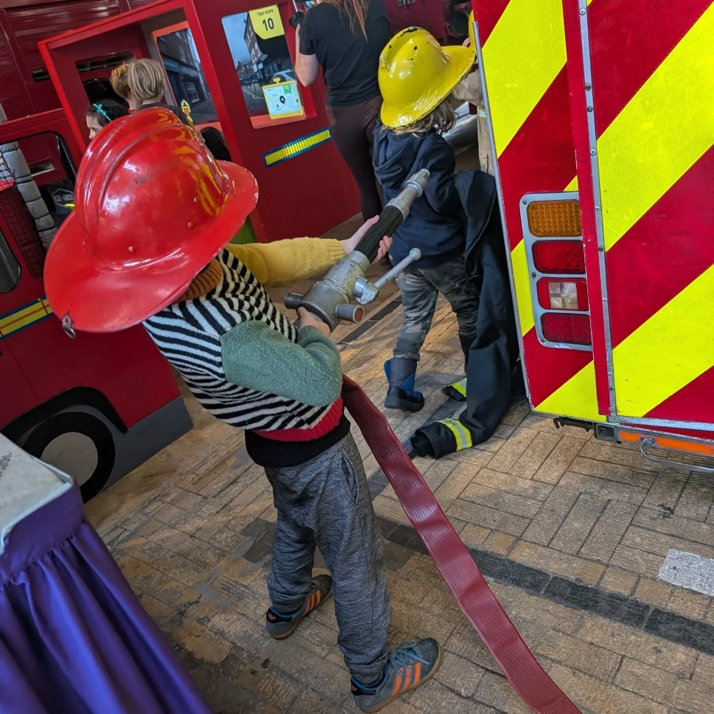 Great Oaks class had a fantastic day out at the Fireground museum today! They learned about fire engines from the past and got to put out a few (pretend) fires of their own! 🔥🚨🚒👩🏻&zwj;🚒👨🏽&zwj;🚒👩🏼&zwj;🚒