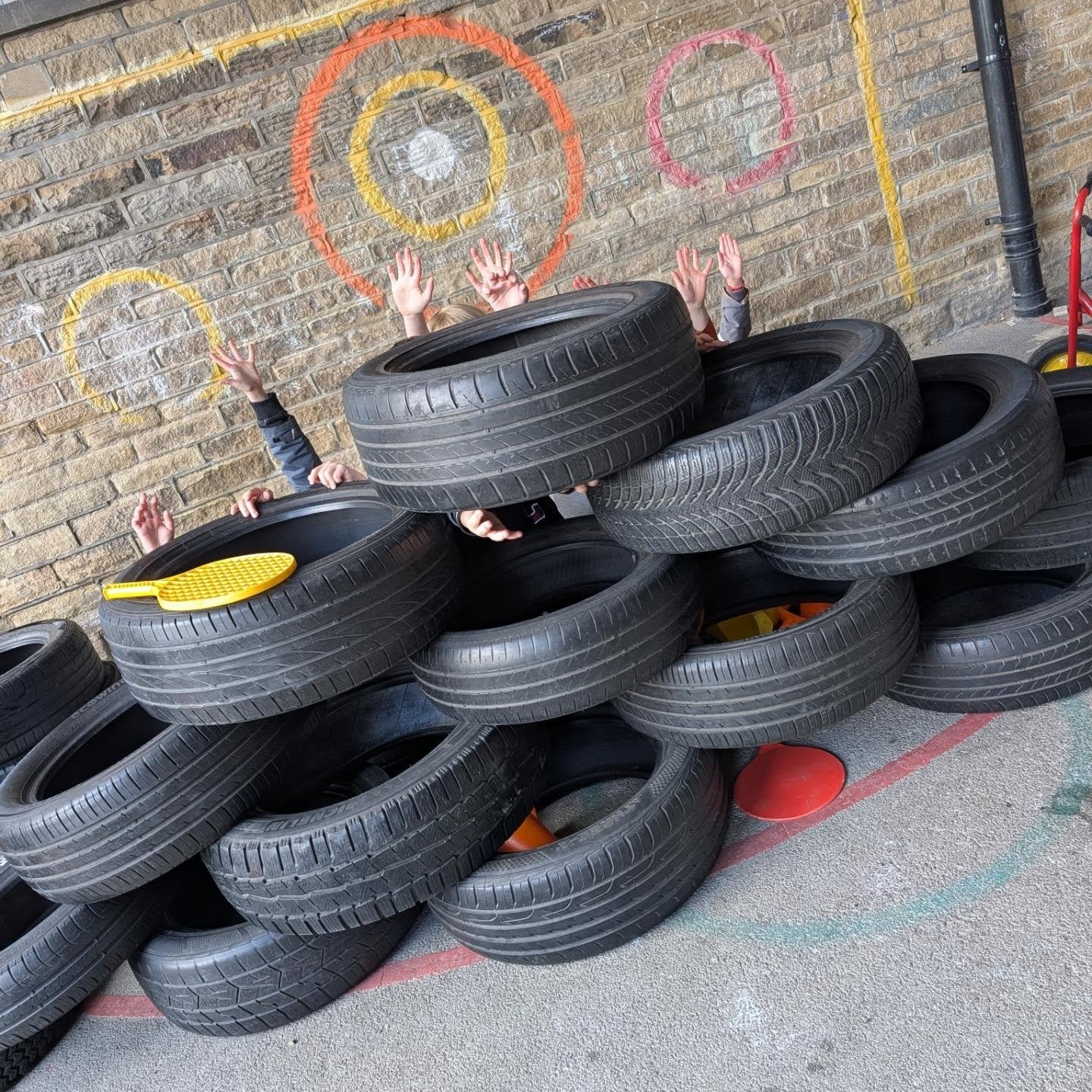 There has been some fantastic play with the loose parts at Stubbings today. The children decided to create a fort and an obstacle course! 

#hebdenbridgeschoolsfederation #hebdenbridgeschool #hebdenbridge