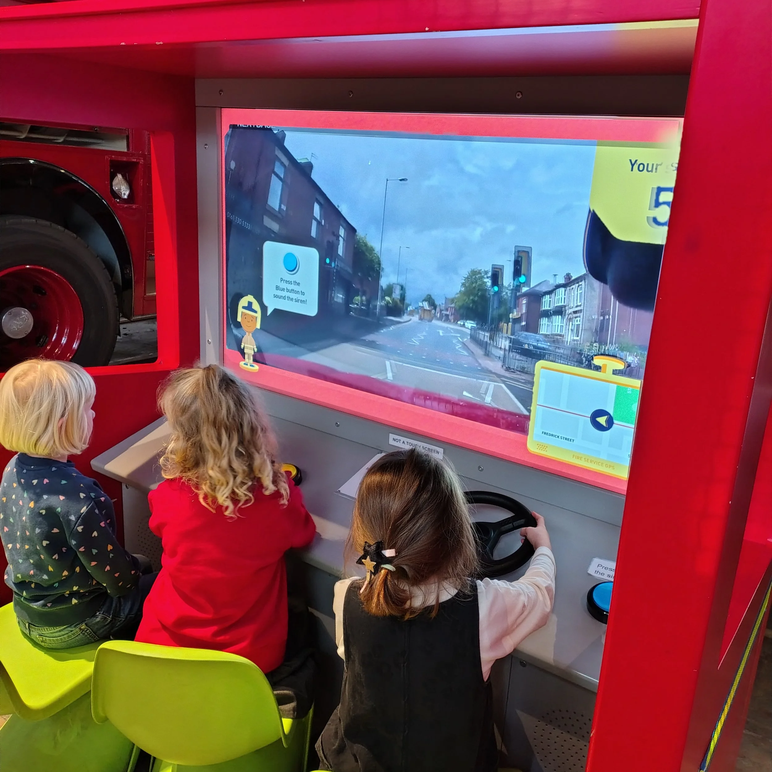 The children experienced driving a fire engine in this simulator. They collected points for answering questions. Maximum points for these children!