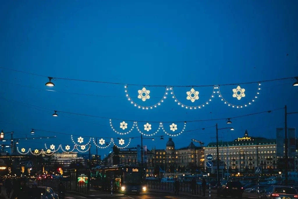 Mitt i Stockholm: “Julbelysning på ingång — hela vägen från city till Medis”