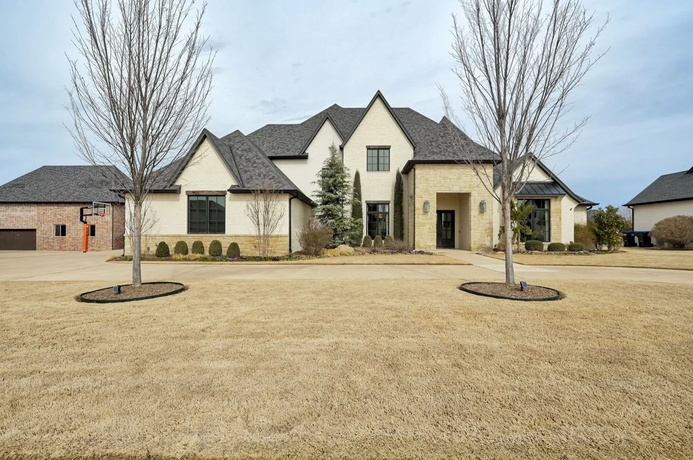 We just shot this STUNNING luxury home in Oklahoma City and wow..🤩 Plus the backyard? TOTAL resort vibes ⛱️