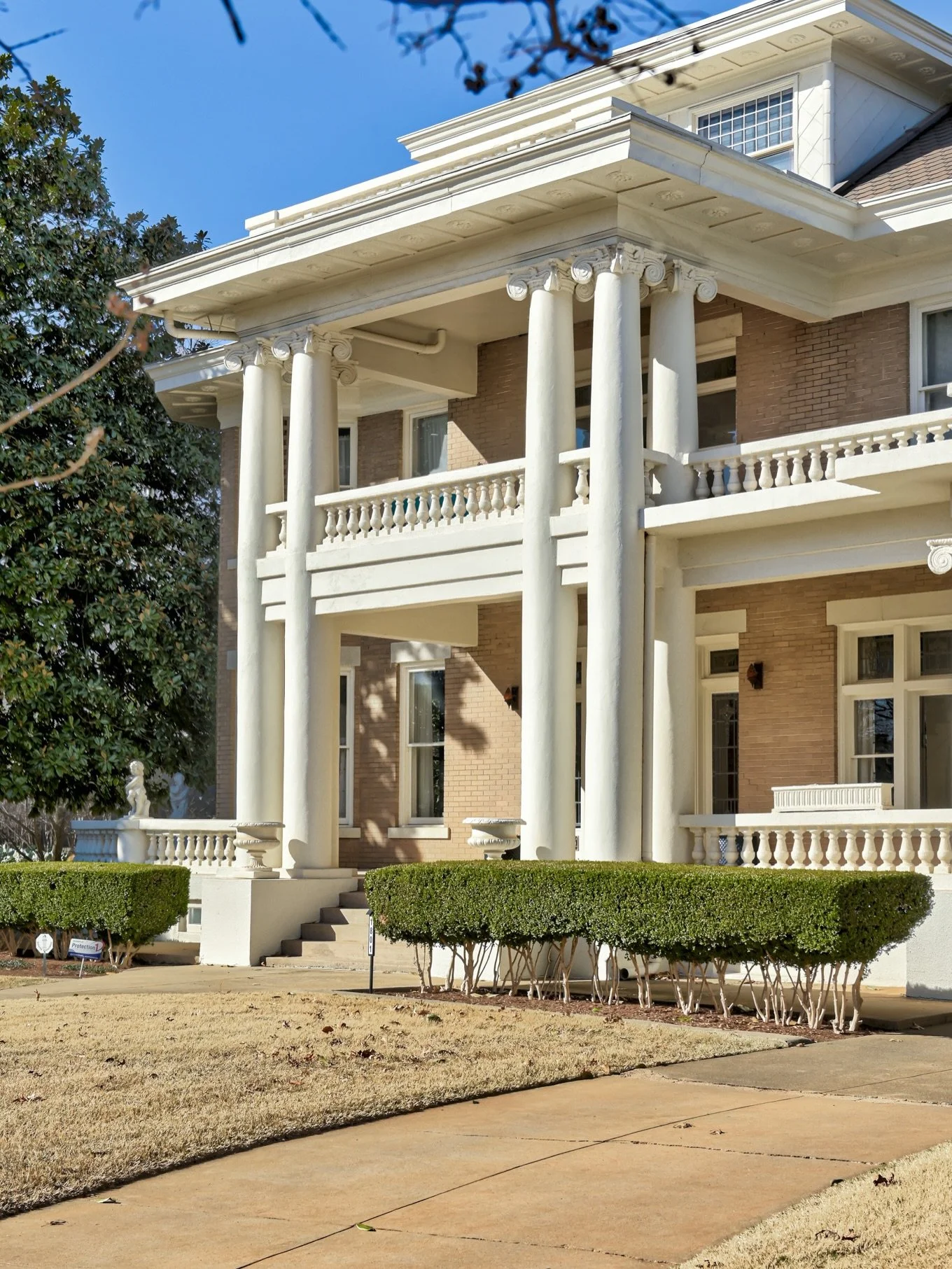We recently had the chance to shoot a true Oklahoma City classic, the &ldquo;Wedding Cake House&rdquo; in Heritage Hills! From the towering columns and wrap-around veranda to the fully updated chef&rsquo;s kitchen, it&rsquo;s the perfect blend of his