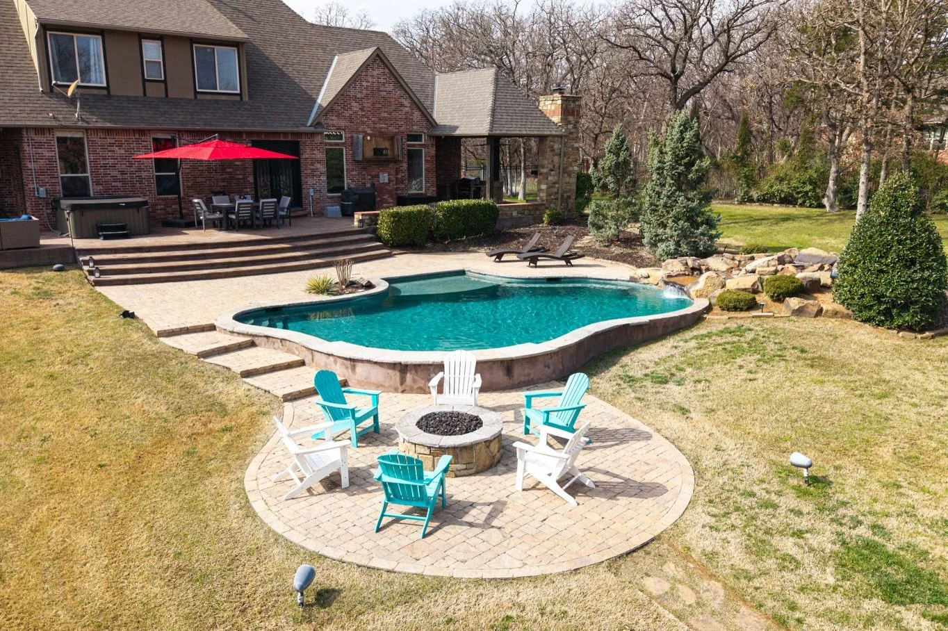 This backyard is truly amazing 😍 Between the full basketball court, hot tub, fire pit, turf area, and outdoor kitchen&hellip; there&rsquo;s just so much to love!

With a space this large, ground photos can only tell part of the story. That&rsquo;s w
