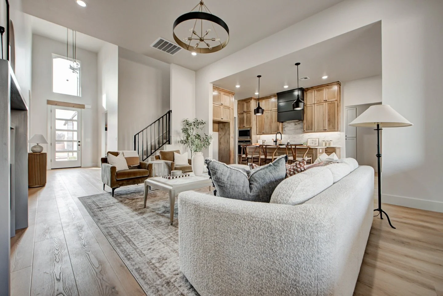 It&rsquo;s easy to take photos of houses like this that are just this dialed in 😍

The wood throughout this home is absolutely unreal, from the cabinetry to the perfectly placed accents in the bathroom, all the way to those beautiful floors tying ev