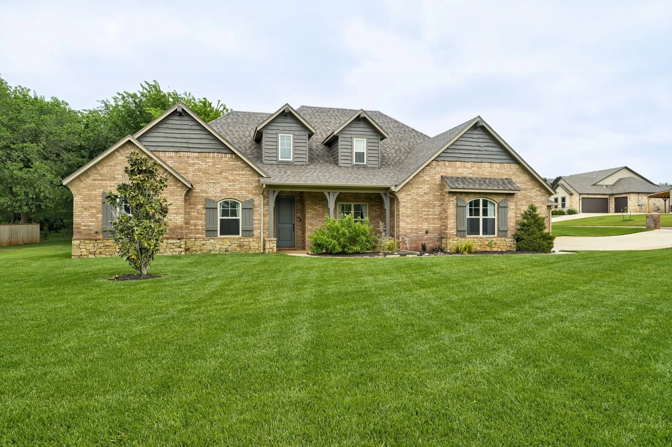 When you have a lawn like this, drone photos are an absolute must 😍 

Also, if you have some stellar neighborhood amenities on your next listing, drone photos are a great way to capture them! 

If you&rsquo;re needing help with photos or video to ma