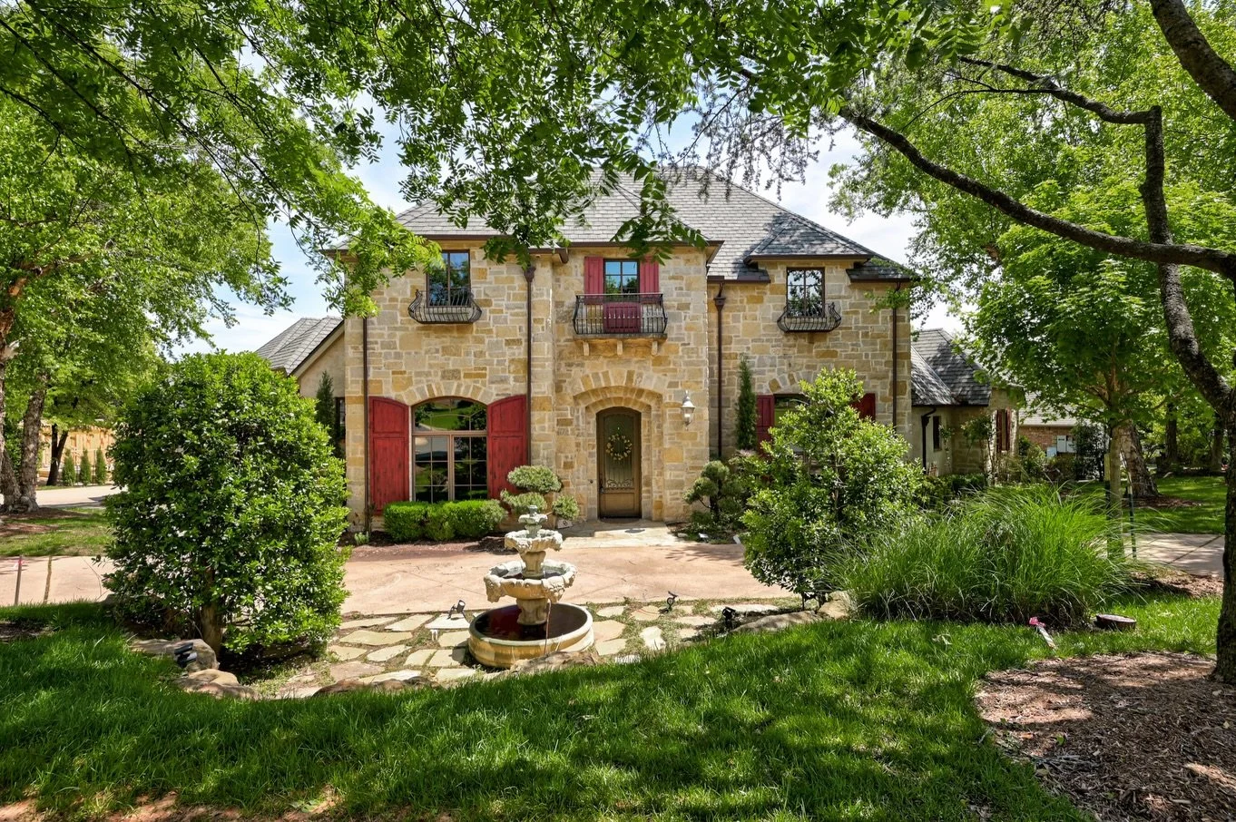 Imagine living in a castle tucked away in the trees like this 😍 

Our team did an amazing job capturing the beauty of this home! ⚡️