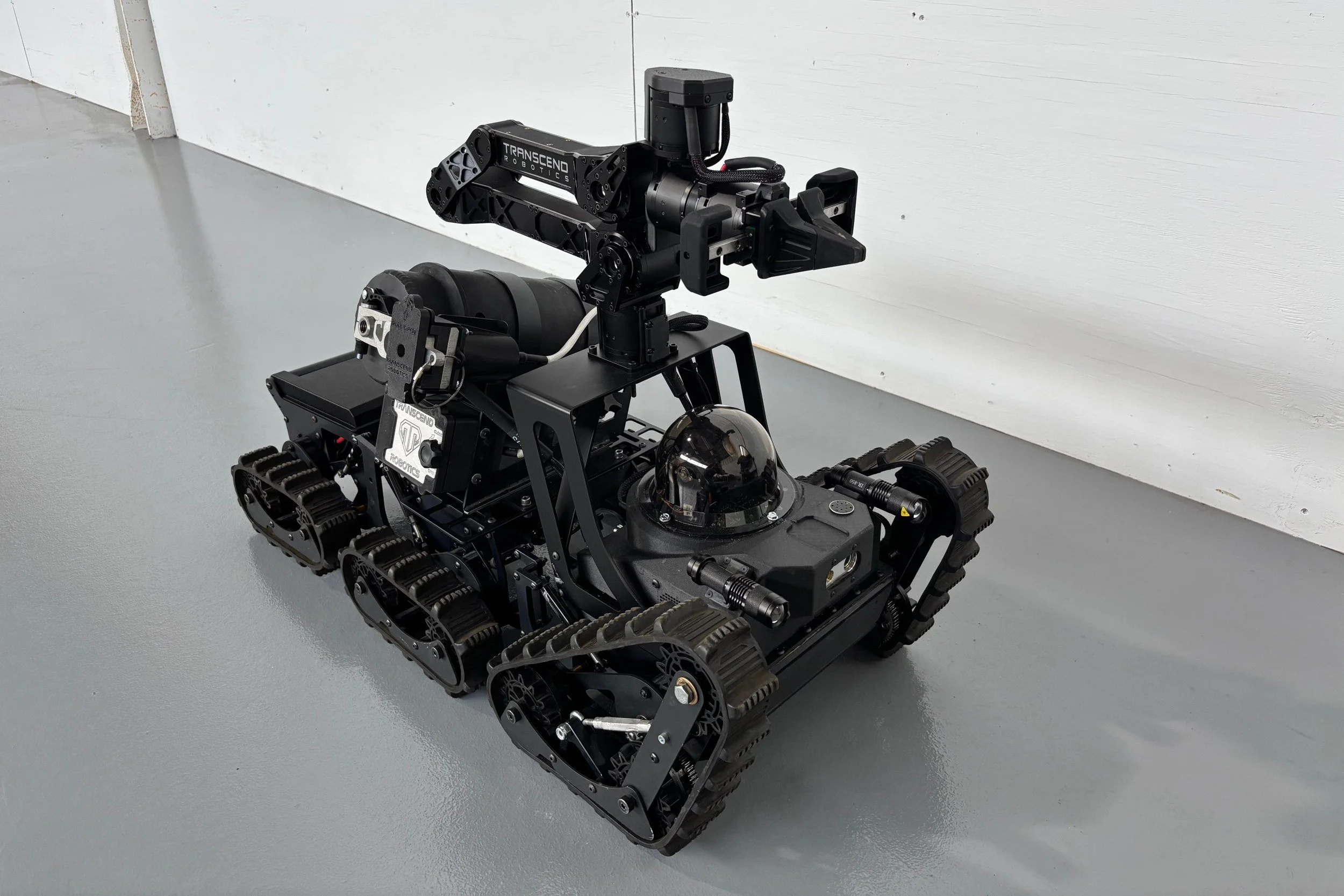 transcend-vantage-2-robot-with-arm.jpg