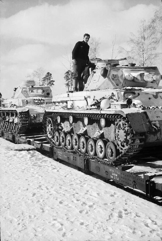 Panzer IVs, winter cam. on railcars.jpg