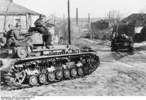 _Russland__Charkow__Waffen-SS_mit_Panzer_IV.jpg