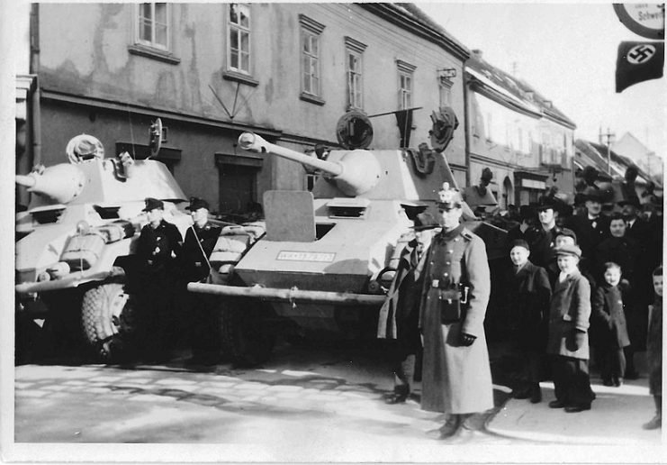 schutzpolizei-in-front-with-several-puma-radpanzer-sd-kfz-234-2-propably-in-bruck-an-der-leitha-austria-photo-andreasjonke-cc-by-sa-4-0-741x516.jpg