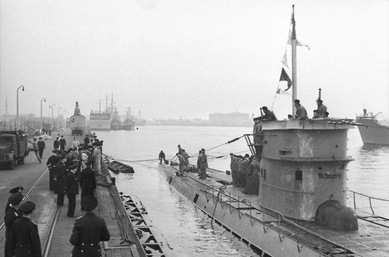 Bundesarchiv__Wilhelmshaven,_U-Boot_läuft_ein.jpg
