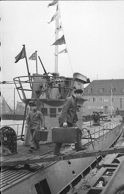 Bundesarchiv_Bild_101II-MW-5613-30A,_Wilhelmshaven,_U-Boot-Männer_gehen_an_Land.jpg
