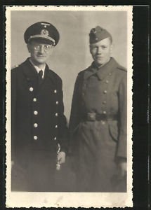 Kriegsmarine in Uniform mit Schirmmütze und Solda.jpg