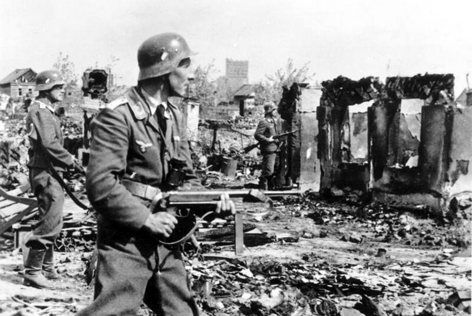 Luftwaffe MP40 Stalingrad ruins felddivision ground troops flak stahlhelm.jpg