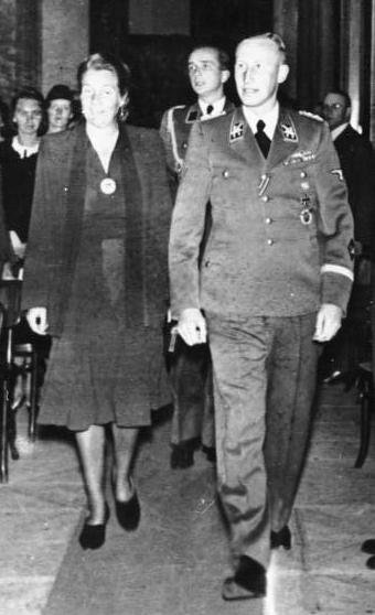 Bundesarchiv_Bild_146-1972-039-24,_Reinhard_Heydrich_mit_Frau_crop.jpg