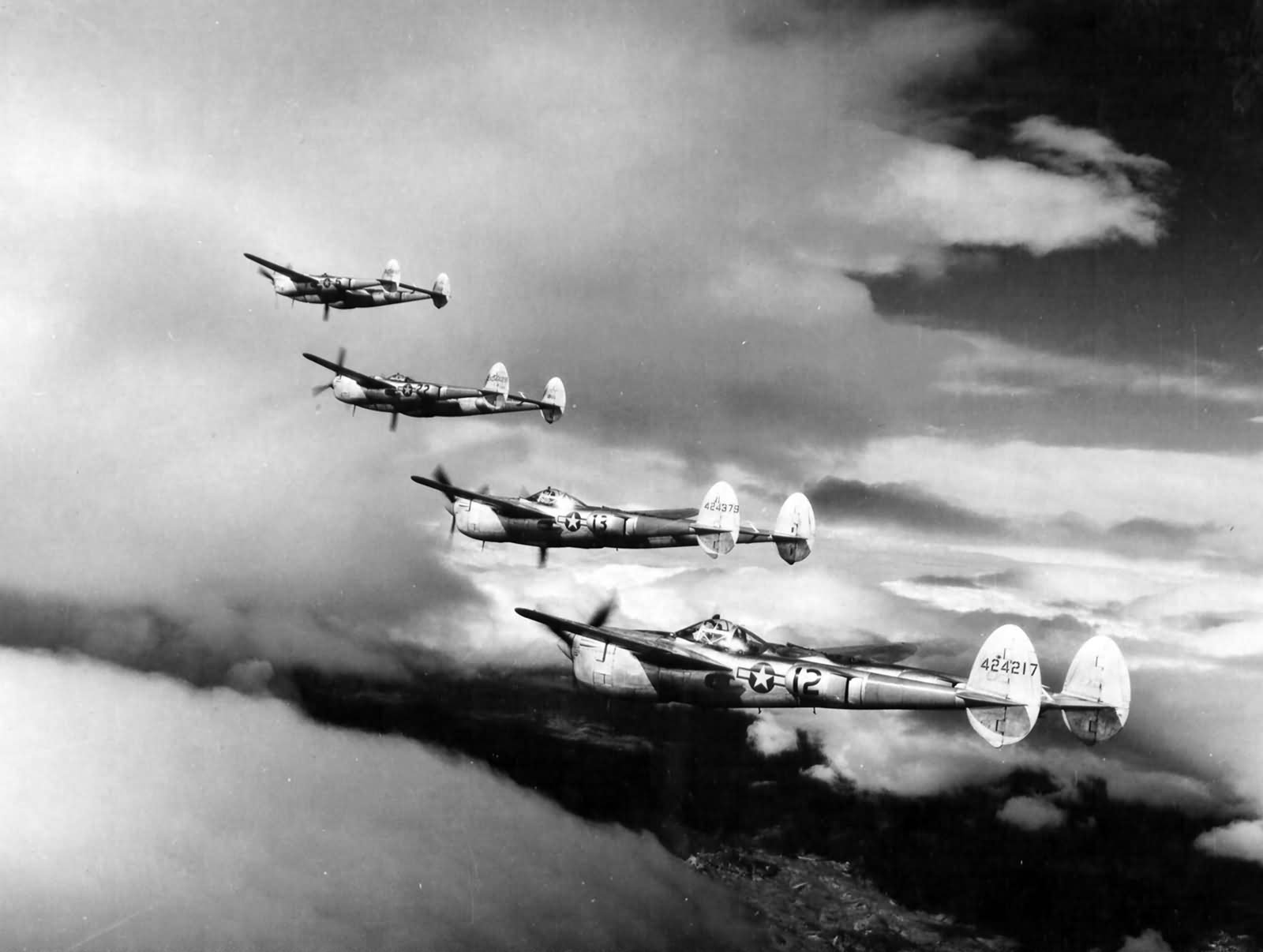 P-38_Lightnings_of_the_15th_Air_Force_in_formation_over_Yugoslavia.jpg