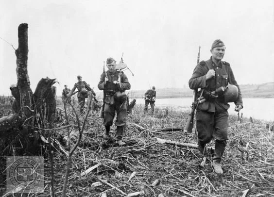 soldiers-of-the-19th-waffen-grenadier-division-of-the-ss-2nd-latvian.-it-was-surrounded-in-the-courland-pocket-at-the-end-of-the-war.-note-the-2nd-man-is-carrying-a-russian-dp..jpg