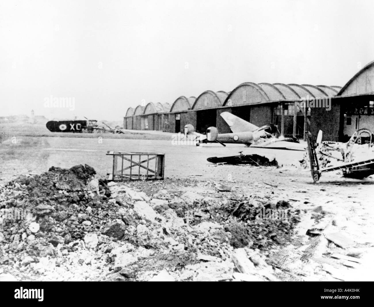 destroyed-aircraft-at-le-bourget-airfield-german-occupied-paris-july-A4K0HK.jpg