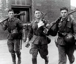 Three_German_soldiers_returning-_from-_training_exercise_1941_small.jpg