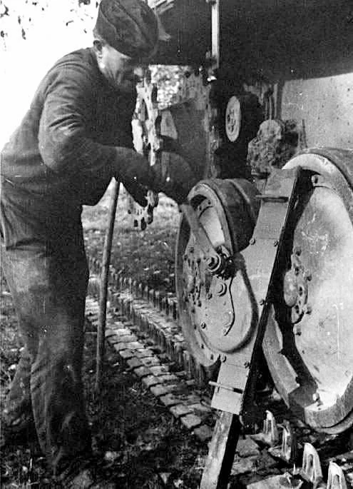 Technician conducts repair Pz.V.jpg